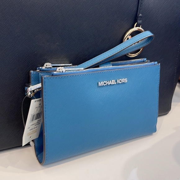 MICHAEL KORS
Jet Set Large Leather Smartphone Wristlet Wallet
Teal
NWT - Picture 7 of 16